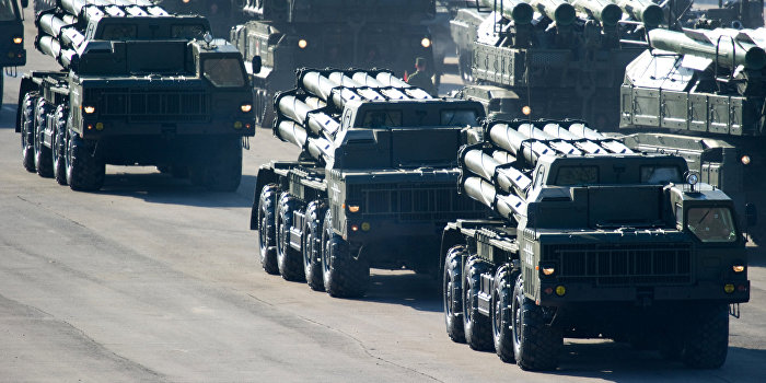 По Киеву проехала колонна комплексов «Смерч» По Киеву проехала колонна комплексов «Смерч»