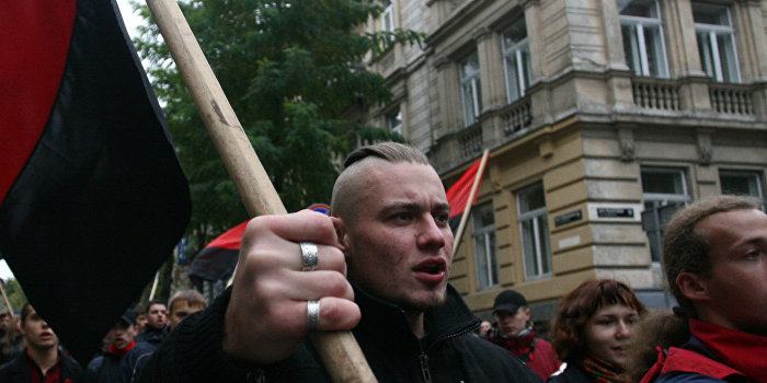 Националисты напали на митингующих за Харьковский специальный регион Националисты напали на митингующих за Харьковский специальный регион