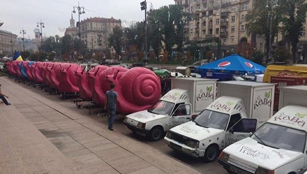 Штаб-квартиру Кличко окружили «кофе-мобили» в виде розовых улиток Штаб-квартиру Кличко окружили «кофе-мобили» в виде розовых улиток
