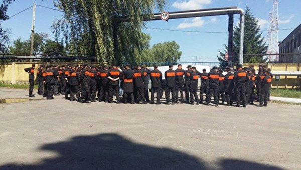 В Кременчуге неизвестные штурмовали нефтебазу В Кременчуге неизвестные штурмовали нефтебазу