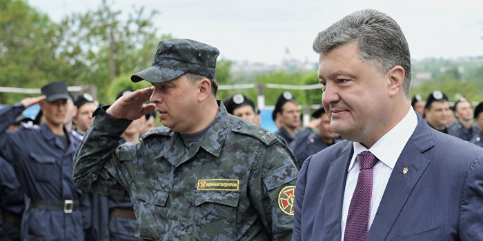 Порошенко посмертно наградил живого украинского военнослужащего Порошенко посмертно наградил живого украинского военнослужащего
