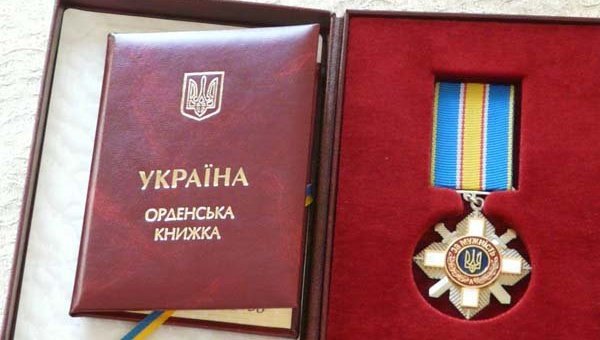 Порошенко посмертно наградил живого украинского военнослужащего Порошенко посмертно наградил живого украинского военнослужащего