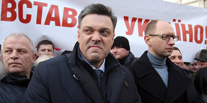 Тягнибок: Порошенко сдает Украину Тягнибок: Порошенко сдает Украину