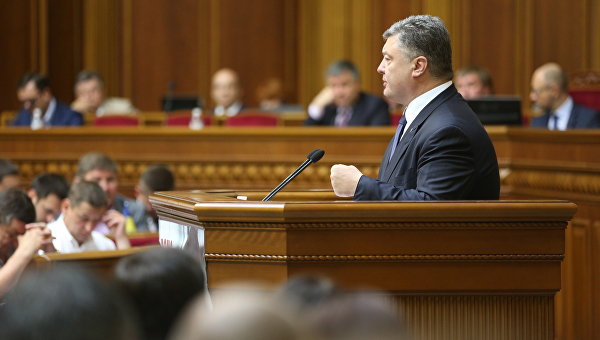 Тягнибок: Порошенко сдает Украину Тягнибок: Порошенко сдает Украину