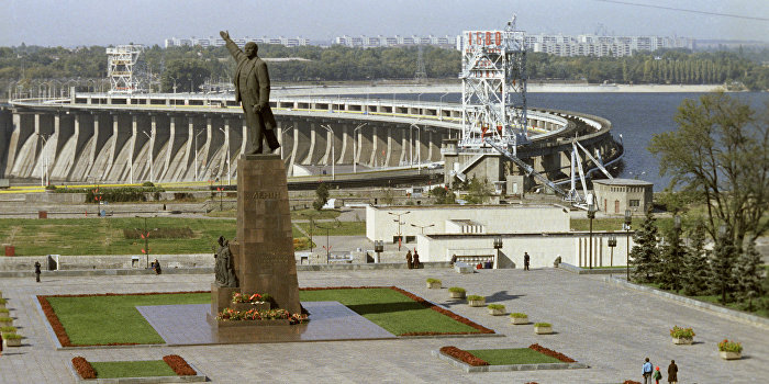 Запорожские депутаты саботируют снос памятника Ленину Запорожские депутаты саботируют снос памятника Ленину