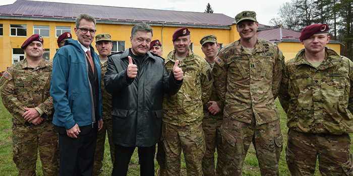 Суд отказался обязать Порошенко ввести военное положение Суд отказался обязать Порошенко ввести военное положение