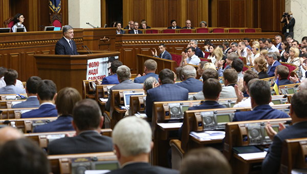 Суд отказался обязать Порошенко ввести военное положение Суд отказался обязать Порошенко ввести военное положение