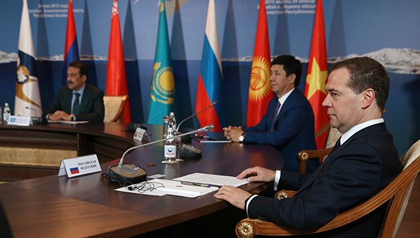 Коромысло между Востоком и Западом Коромысло между Востоком и Западом