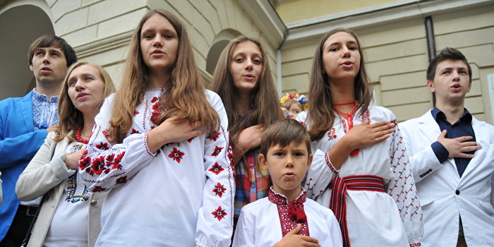 Яценюк требует всеобщей присяги «несокрушимой Украине» Яценюк требует всеобщей присяги «несокрушимой Украине»