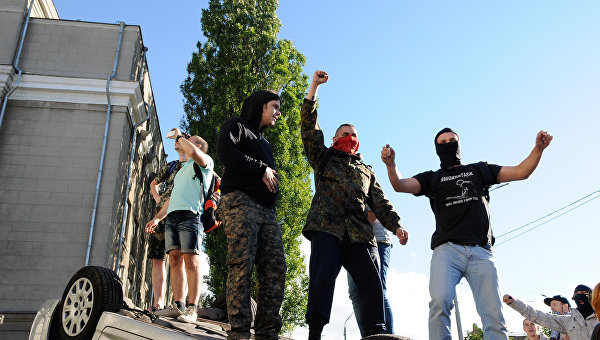 В Киеве возле посольства растоптали и сожгли флаг России В Киеве возле посольства растоптали и сожгли флаг России