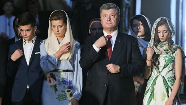 Жена и дочь Порошенко посетили молебен в платьях с укропом Жена и дочь Порошенко посетили молебен в платьях с укропом