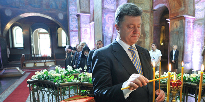 Жена и дочь Порошенко посетили молебен в платьях с укропом Жена и дочь Порошенко посетили молебен в платьях с укропом
