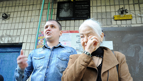 «Правый сектор» сорвал мемориальную доску Олесю Бузине «Правый сектор» сорвал мемориальную доску Олесю Бузине
