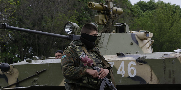 Украинские силовики расстреляли свой флаг Украинские силовики расстреляли свой флаг