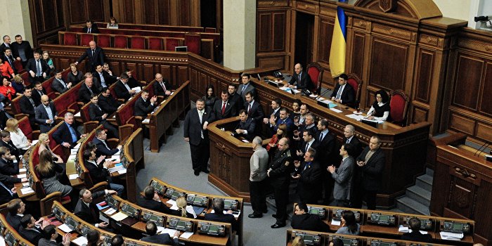 Партия Ляшко заблокировала трибуну Верховной Рады Партия Ляшко заблокировала трибуну Верховной Рады