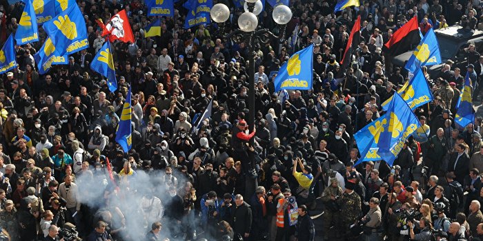 В Киеве митингующие штурмуют Верховную Раду Украины В Киеве митингующие штурмуют Верховную Раду Украины