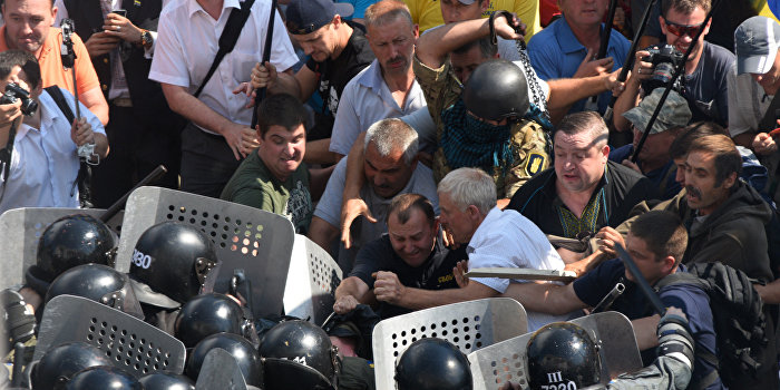 Украинские политики обвинили Путина в организации беспорядков у стен парламента Украинские политики обвинили Путина в организации беспорядков у стен парламента
