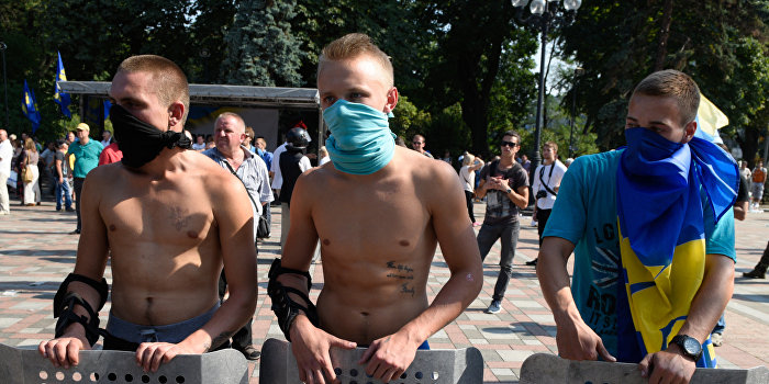 Неонацисты снесли Крест напротив Верховной Рады Неонацисты снесли Крест напротив Верховной Рады