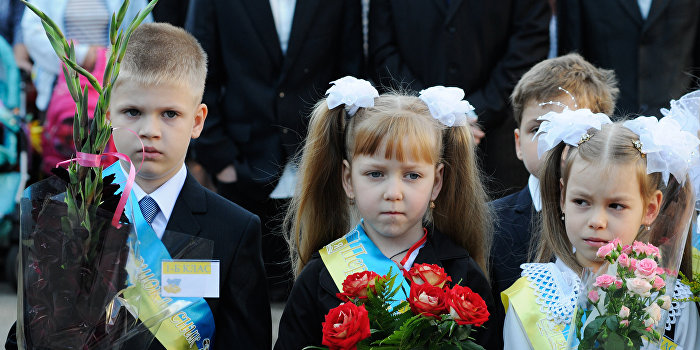 СМИ: школьникам в Киеве выдали справочники, где Крым не регион Украины СМИ: школьникам в Киеве выдали справочники, где Крым не регион Украины