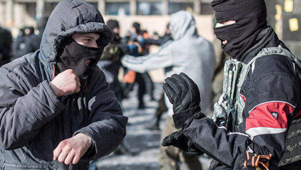 «Я тебя породил, я тебя и убью»: Радикалы целятся в кресло Порошенко «Я тебя породил, я тебя и убью»: Радикалы целятся в кресло Порошенко
