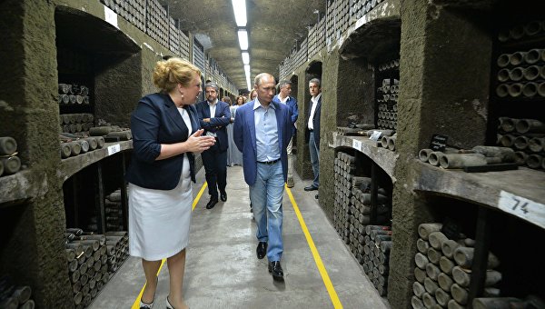 Украина завела дело из-за выпитого Путиным и Берлускони в Крыму вина Украина завела дело из-за выпитого Путиным и Берлускони в Крыму вина