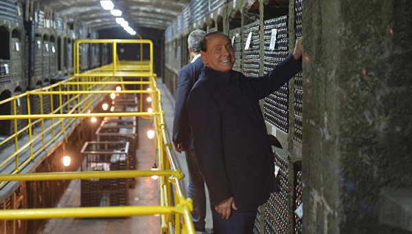 Украина завела дело из-за выпитого Путиным и Берлускони в Крыму вина Украина завела дело из-за выпитого Путиным и Берлускони в Крыму вина