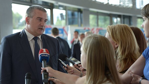 Нардепы заблокировали движение фур на границе Крыма Нардепы заблокировали движение фур на границе Крыма