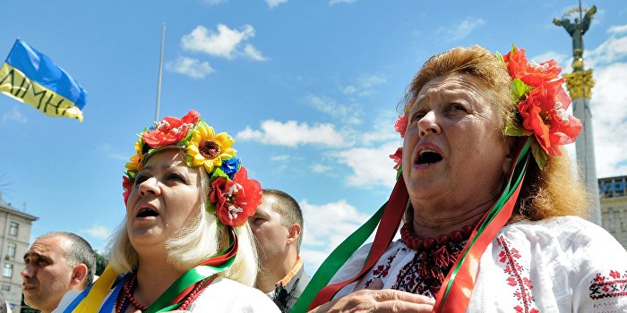 Киевлянка покрасила свою собаку в желто-голубой цвет Киевлянка покрасила свою собаку в желто-голубой цвет