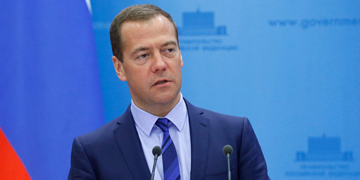 Медведев зовет украинцев работать в Россию Медведев зовет украинцев работать в Россию