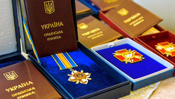 Порошенко наградил террористов орденами «За мужество» Порошенко наградил террористов орденами «За мужество»