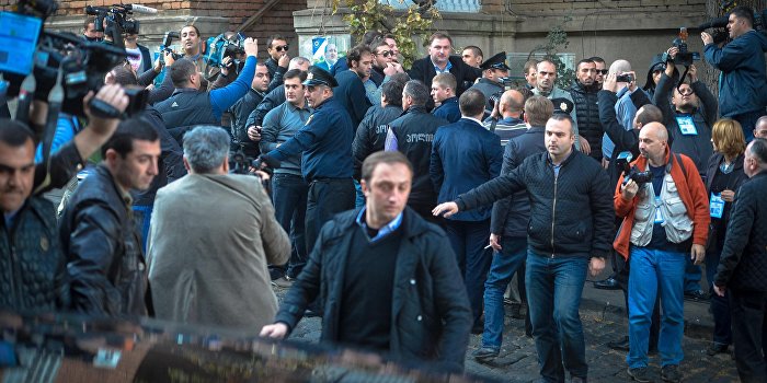 Грузины громят офисы партии Саакашвили после публикации видео пыток
