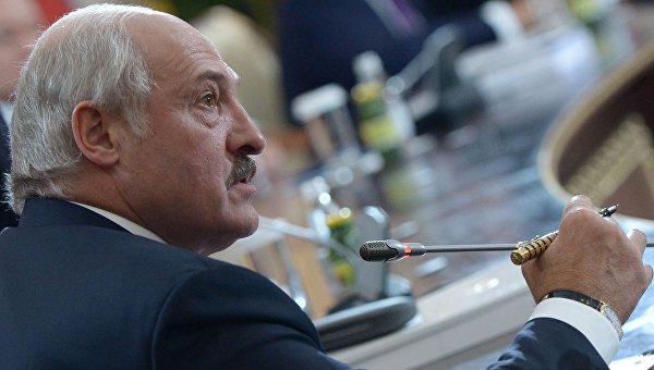 Лукашенко: Нобелевским лауреатам лить грязь на свою страну неправильно