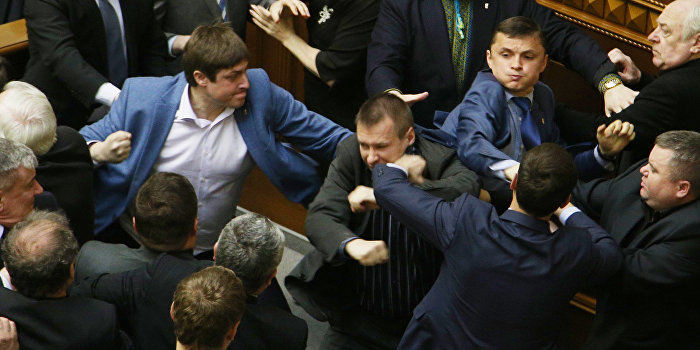 Потасовка в Раде: Тетерук разбил бутылку о голову Кужель Потасовка в Раде: Тетерук разбил бутылку о голову Кужель