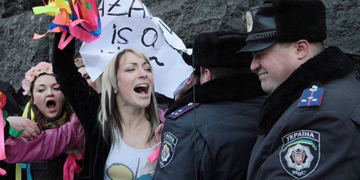 Под Радой задержали голых Femen Под Радой задержали голых Femen