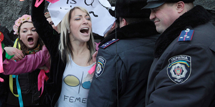 Кличко на избирательном участке встретили активистки FEMEN Кличко на избирательном участке встретили активистки FEMEN