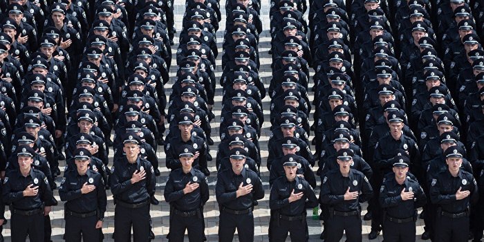 Полицию Днепропетровска срочно перевели на усиленный режим работы Полицию Днепропетровска срочно перевели на усиленный режим работы