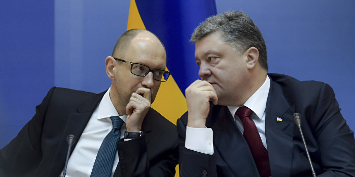 На Майдане по случаю годовщины «повесили» Порошенко и Яценюка На Майдане по случаю годовщины «повесили» Порошенко и Яценюка