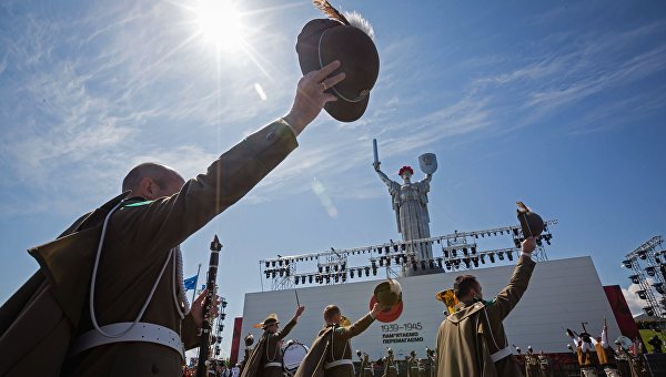 Украинская армия рядится в символику старых врагов России Украинская армия рядится в символику старых врагов России