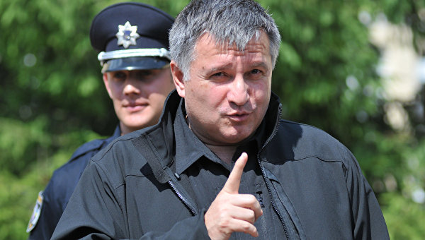 Порошенко считает Авакова и «Азов» «агентами Кремля» Порошенко считает Авакова и «Азов» «агентами Кремля»