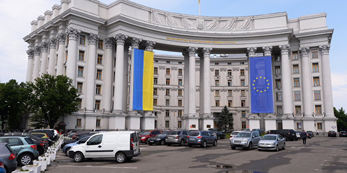 МИД Украины назвал визит Путина в Крым «никчемным» МИД Украины назвал визит Путина в Крым «никчемным»
