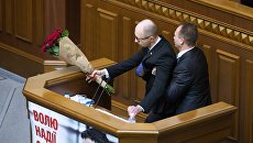 «Дебилы» и Яценюк: премьера Украины вынес с трибуны сторонник Порошенко