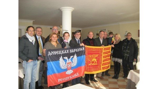 У Европарламента итальянцы провели митинг в поддержку ДНР У Европарламента итальянцы провели митинг в поддержку ДНР