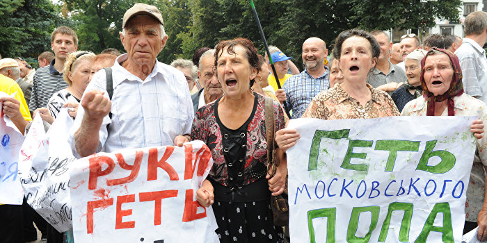 Под Ровно раскольники пытаются захватить храм УПЦ Под Ровно раскольники пытаются захватить храм УПЦ