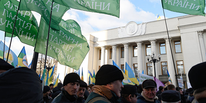 Аграрии заблокировали крупнейшие автотрассы Украины Аграрии заблокировали крупнейшие автотрассы Украины