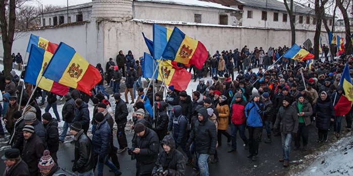 Толпа в Кишиневе объявляет власти ультиматум и перекрывает национальные трассы