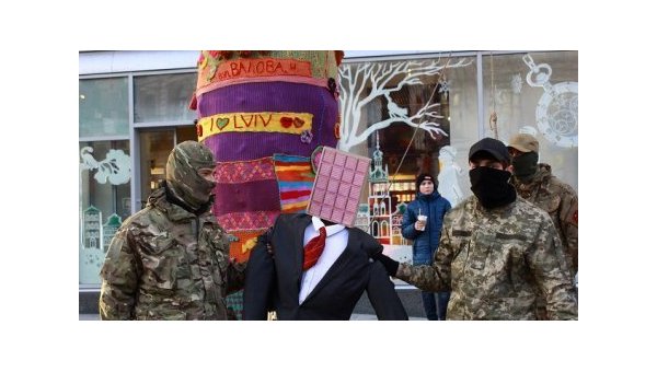 Ультраправые устроили во Львове кровавый марш против Порошенко Ультраправые устроили во Львове кровавый марш против Порошенко