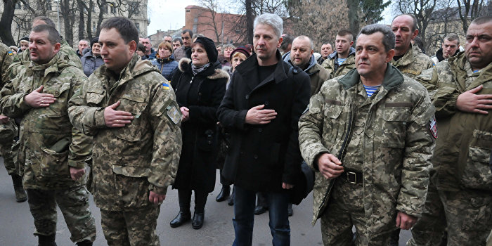 Радикалы ворвались на сессию и устроили перевоспитание депутатов-«сепаров» Радикалы ворвались на сессию и устроили перевоспитание депутатов-«сепаров»