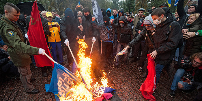 На факельном марше в Черкассах неонацисты сожгли флаг России