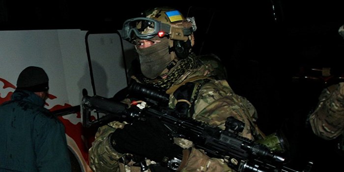 Солдат ВСУ взял в заложники жителей Донбасса