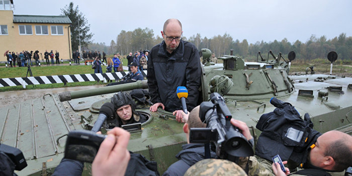 Яценюк хочет модернизировать армию за счет Януковича